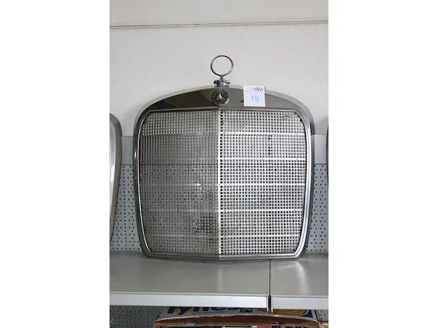 Grill mercedes benz 111. afmeting ca. 62 x 57 cm - afbeelding 2 van  2