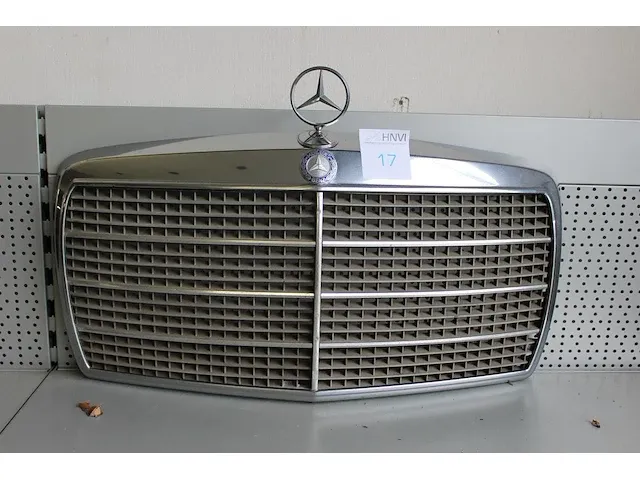 Grill mercedes benz 123. afmeting inclusief ster ca. 74 x 46 cm - afbeelding 1 van  1