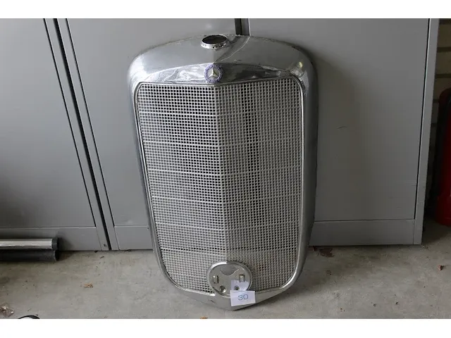 Grill mercedes benz 170. afmeting ca. 52 x 77 cm - afbeelding 1 van  5