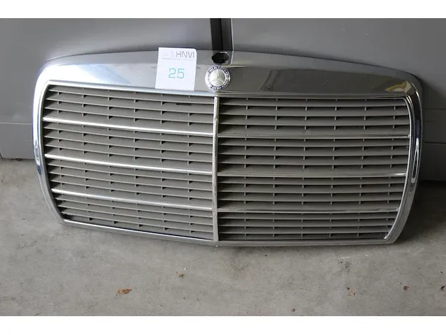 Grill mercedes benz. afmeting ca. 70 x 35 cm - afbeelding 1 van  2