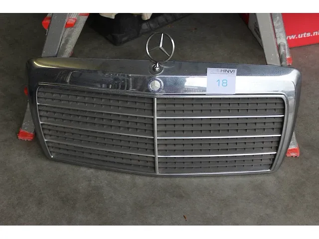 Grill mercedes benz. afmeting ca. 70 x 42 cm - afbeelding 1 van  1