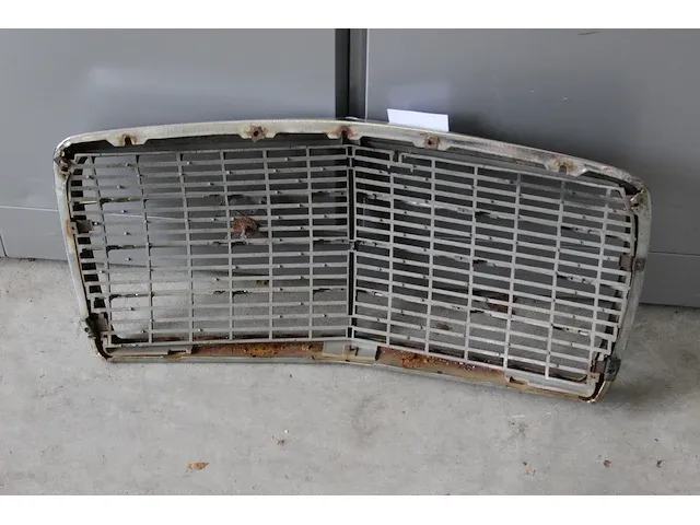 Grill mercedes benz. afmeting ca. 72 x 36 cm - afbeelding 2 van  2