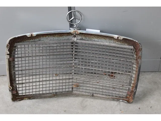 Grill mercedes benz. afmeting ca. 74 x 50 cm - afbeelding 2 van  2