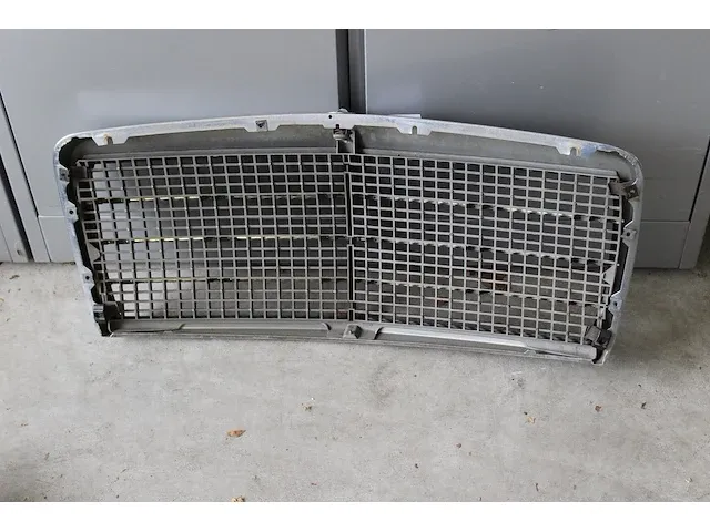 Grill mercedes benz. afmeting ca. 78 x 36 cm - afbeelding 2 van  2