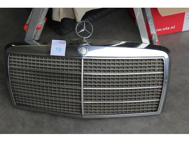 Grill mercedes benz. afmeting ca. 80 x 47 cm - afbeelding 1 van  2