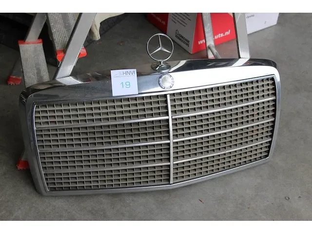 Grill mercedes benz. afmeting ca. 80 x 47 cm - afbeelding 2 van  2