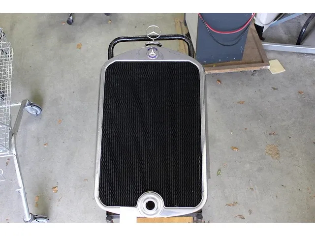 Grill/radiateur mercedes benz gerestaureerd met afmeting ca. 50 x 88 cm. - afbeelding 1 van  5
