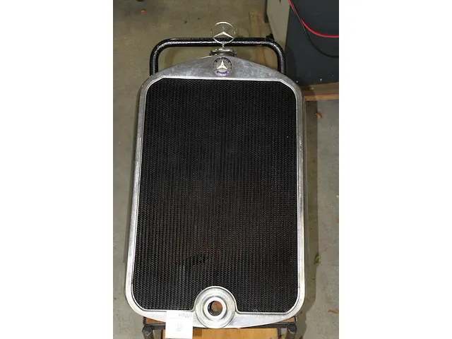 Grill/radiateur mercedes benz gerestaureerd met afmeting ca. 50 x 88 cm. - afbeelding 4 van  5