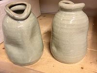 Groene aardewerk bloemenvaas - afbeelding 1 van  3