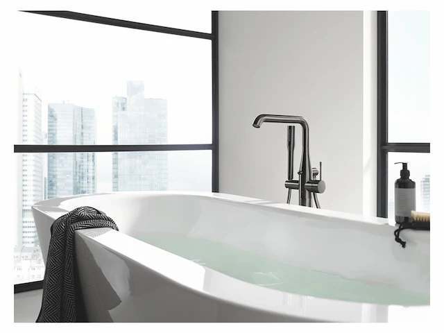 Grohe essence new badkraan vrijstaand inclusief doucheset exclusief installatiedeel hard graphite - afbeelding 2 van  4