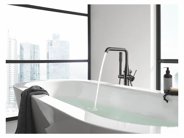 Grohe essence new badkraan vrijstaand inclusief doucheset exclusief installatiedeel hard graphite - afbeelding 4 van  4