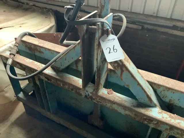 Grondbak “hydraulisch kantelen” - afbeelding 8 van  9