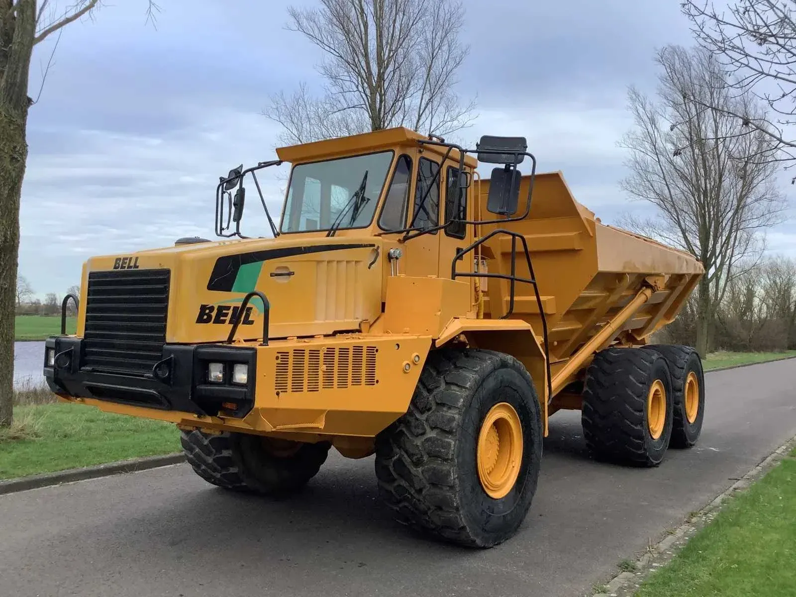 Grondverzetmachines, agrarische,- tuin,- parkmachines & gereedschappen te buitenpost