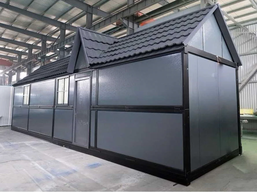 Grondverzetmachines, containers, (gevulde) gereedschapswagens, (elektrische) voertuigen