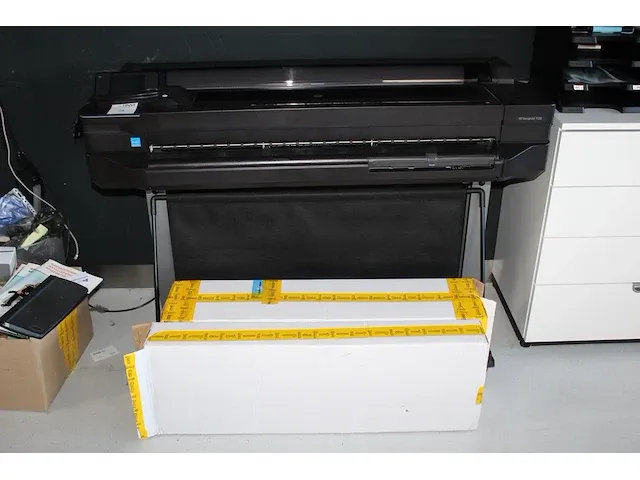 Groot formaat printer/plotter hp design jet t520 met negen rollen papier. bouwjaar 2017. - afbeelding 1 van  3