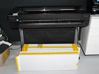 Groot formaat printer/plotter hp design jet t520 met negen rollen papier. bouwjaar 2017.