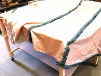 Groot rond satijnen?. tafelkleed met zijstukken - afbeelding 3 van  5