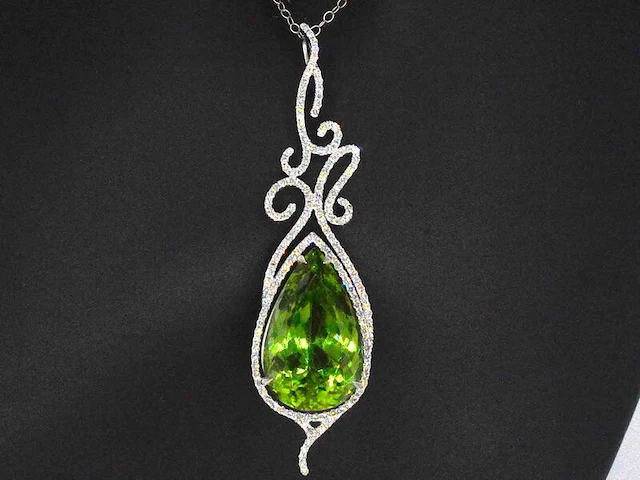 Groot uitgevoerde elegante hanger met diamanten en een grote peridot, excl. ketting - afbeelding 1 van  10