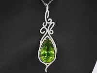 Groot uitgevoerde elegante hanger met diamanten en een grote peridot, excl. ketting