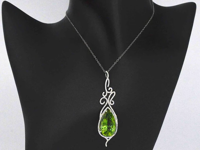 Groot uitgevoerde elegante hanger met diamanten en een grote peridot, excl. ketting - afbeelding 3 van  10