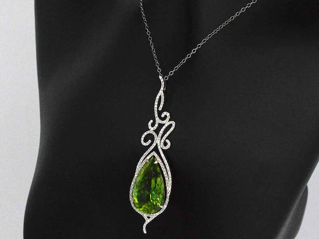 Groot uitgevoerde elegante hanger met diamanten en een grote peridot, excl. ketting - afbeelding 4 van  10