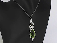 Groot uitgevoerde elegante hanger met diamanten en een grote peridot, excl. ketting - afbeelding 5 van  10
