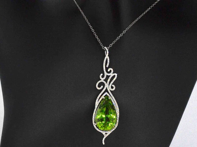 Groot uitgevoerde elegante hanger met diamanten en een grote peridot, excl. ketting - afbeelding 6 van  10