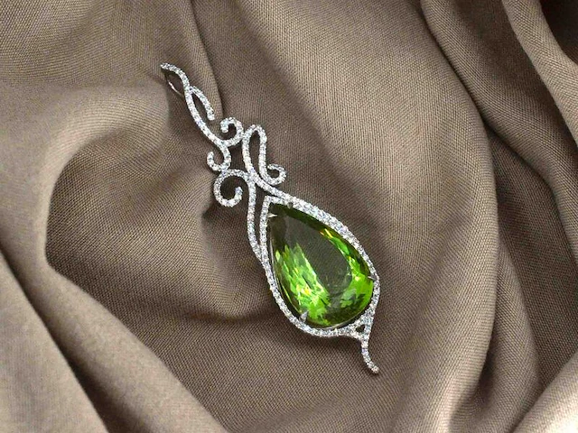 Groot uitgevoerde elegante hanger met diamanten en een grote peridot, excl. ketting - afbeelding 7 van  10