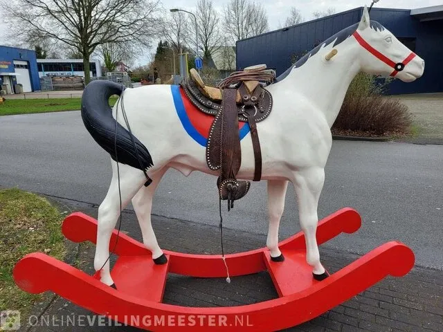 Grootste hobbelpaard van nederland gemaakt door kunstenaar marcel wanders, bouwjaar 2020 - afbeelding 2 van  6
