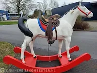 Grootste hobbelpaard van nederland gemaakt door kunstenaar marcel wanders, bouwjaar 2020 - afbeelding 2 van  6