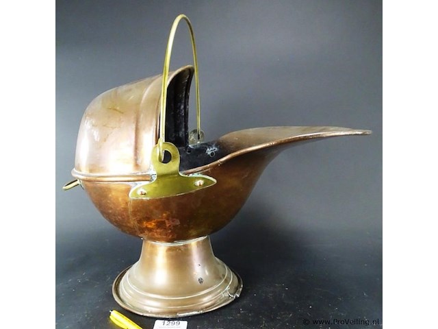 Grote antieke koperen helmkit - afbeelding 1 van  5