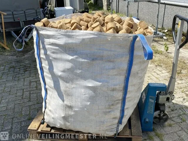 Grote big bag vol geperste briketten - afbeelding 1 van  6