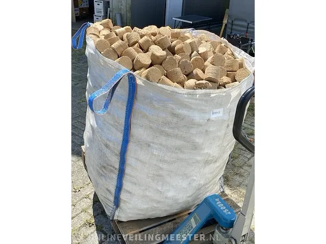 Grote big bag vol geperste briketten - afbeelding 3 van  6