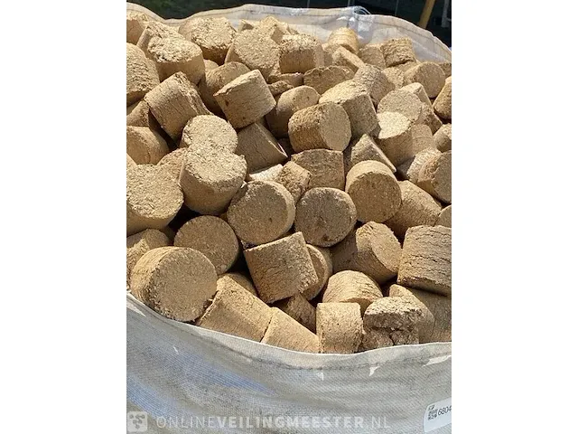 Grote big bag vol geperste briketten - afbeelding 4 van  6