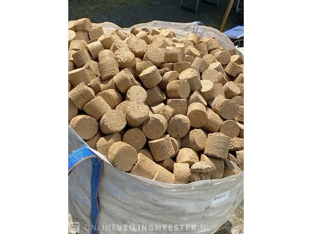Grote big bag vol geperste briketten - afbeelding 5 van  6