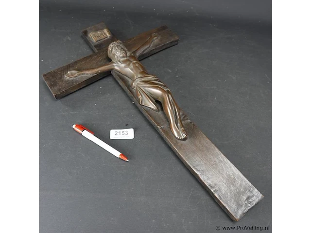 Grote crucifix met grote bronzen corpus - afbeelding 1 van  5