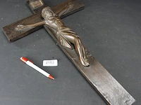 Grote crucifix met grote bronzen corpus - afbeelding 1 van  5