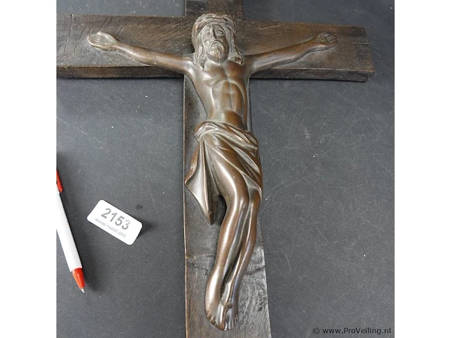 Grote crucifix met grote bronzen corpus - afbeelding 2 van  5