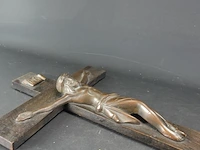 Grote crucifix met grote bronzen corpus - afbeelding 3 van  5