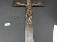 Grote crucifix met grote bronzen corpus - afbeelding 4 van  5