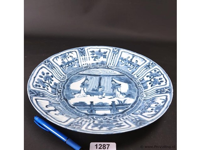 Grote diepe chinees porseleinen schotel - afbeelding 1 van  5