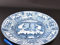 Grote diepe chinees porseleinen schotel - afbeelding 1 van  5