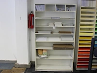 Grote diversiteit enveloppen en verzenddozen in schappenkast. - afbeelding 1 van  4