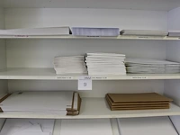 Grote diversiteit enveloppen en verzenddozen in schappenkast. - afbeelding 2 van  4