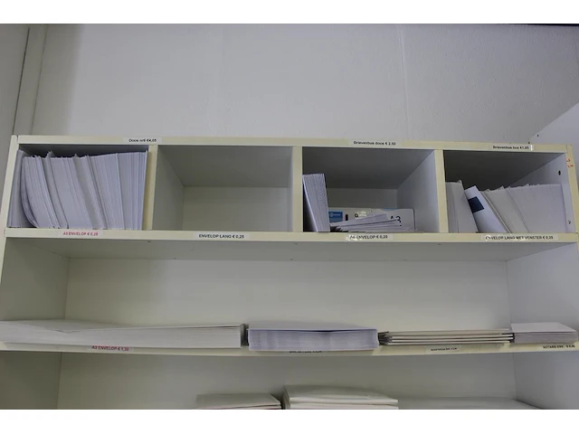 Grote diversiteit enveloppen en verzenddozen in schappenkast. - afbeelding 3 van  4