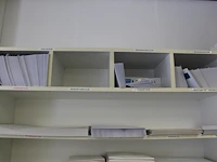 Grote diversiteit enveloppen en verzenddozen in schappenkast. - afbeelding 3 van  4