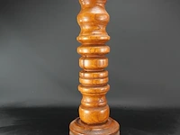 Grote getordeerde massieve houten kandelaar - afbeelding 2 van  5
