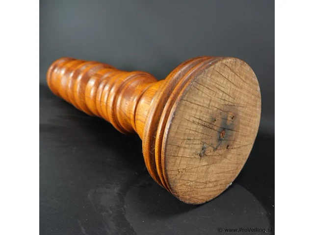 Grote getordeerde massieve houten kandelaar - afbeelding 5 van  5