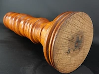 Grote getordeerde massieve houten kandelaar - afbeelding 5 van  5