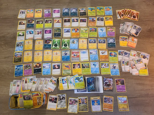 Grote gevarieerde pokémon kaartenset met zeldzame kaarten en verzamelmap - afbeelding 1 van  18